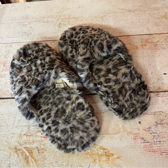 Leopard Print Fuzzy Slippers - Picture 2 of 4